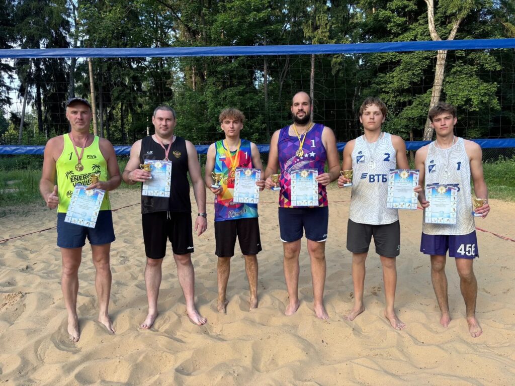 В Новомосковске на пляжных площадках городского парка состоялся чемпионат города по пляжному волейболу среди мужских и женских команд, посвященный «ДНЮ РОССИИ»
